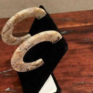 PIERCED FEATHER WEIGHT BEIGE WITH BROWN HOOPS